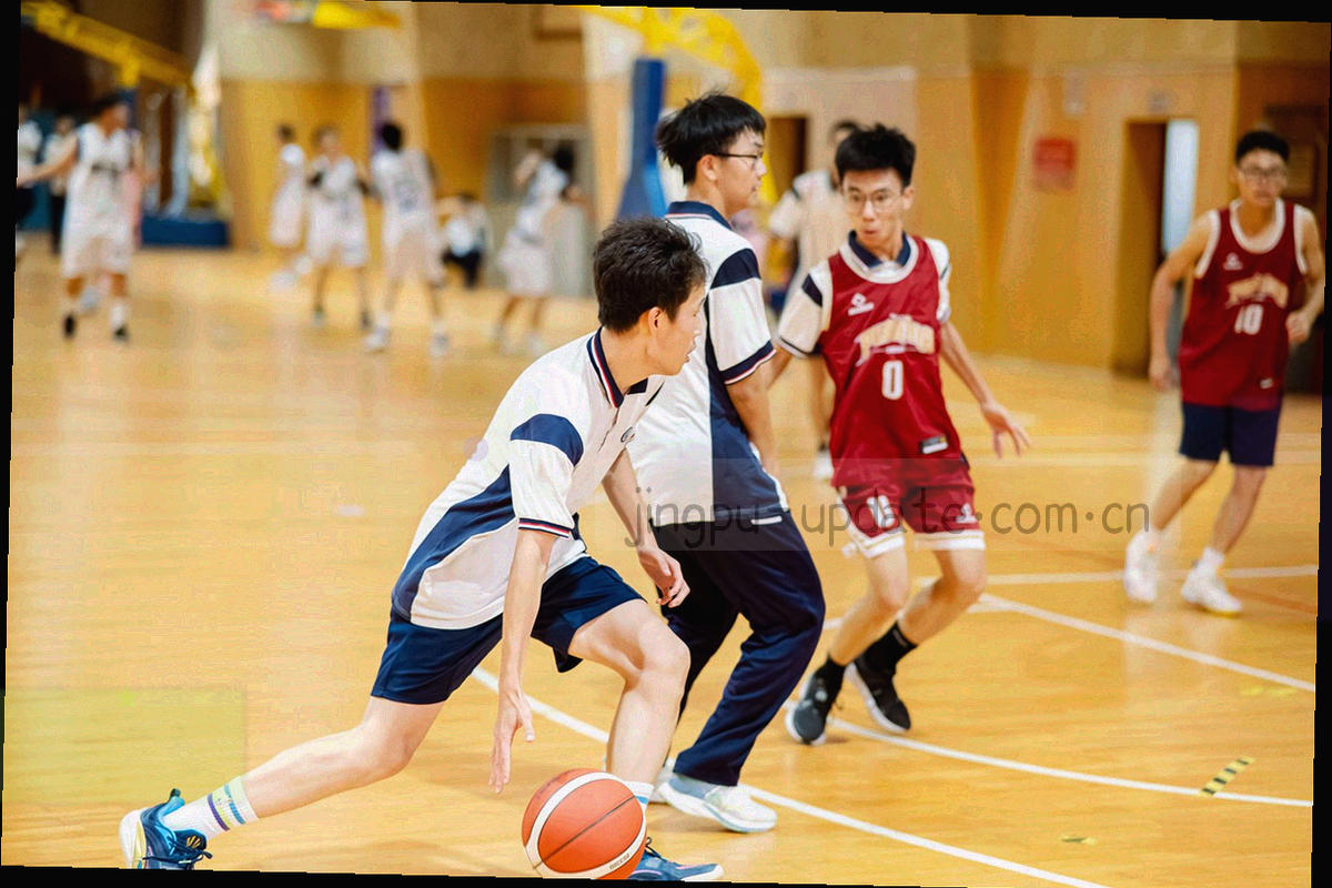 旧版中心入口在页面侧栏位置的局部界面示意，画面偏暗调